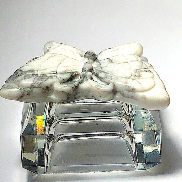 BUTTERFLY HOWLITE CARVED CRYSTAL - Picture 6 of 9